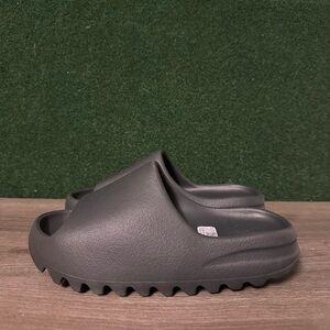 Yeezy Slide ‘Dark Onyx’ Size 7 Men’s